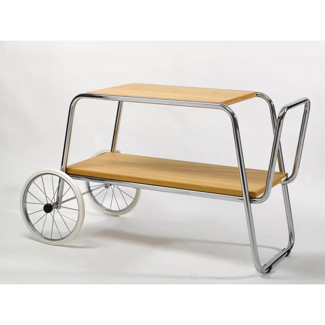 This serving/dessert trolley is made of 25 mm chromed metal. The shelves are made of 22 mm MDF. The edges R4 and the piece...