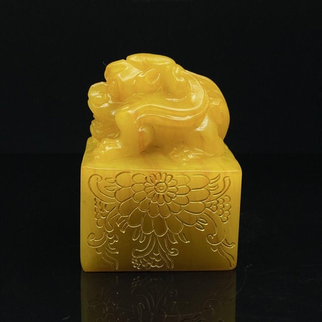 Chinese Vintage Chinese Shoushan Tianhuang Stone Seal With Mythical Beast Finial For Sale - Image 3 of 9
