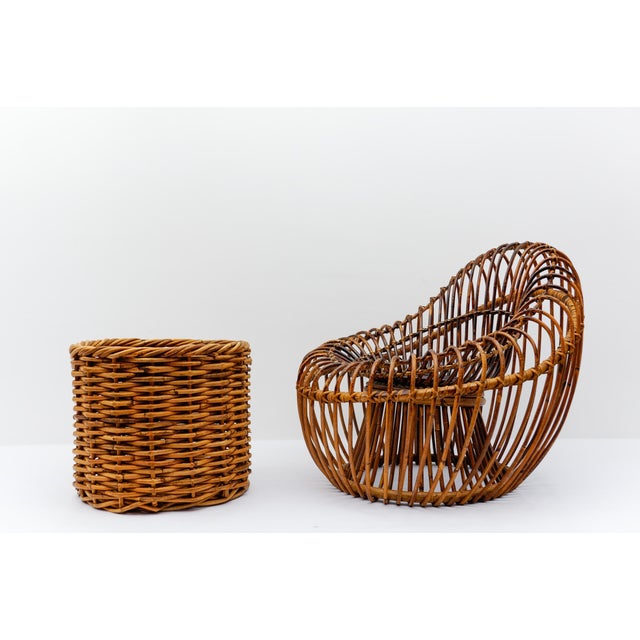 Large lovely Mid-Century Modern Rattan Basket, Italy 1960s Very good condition.