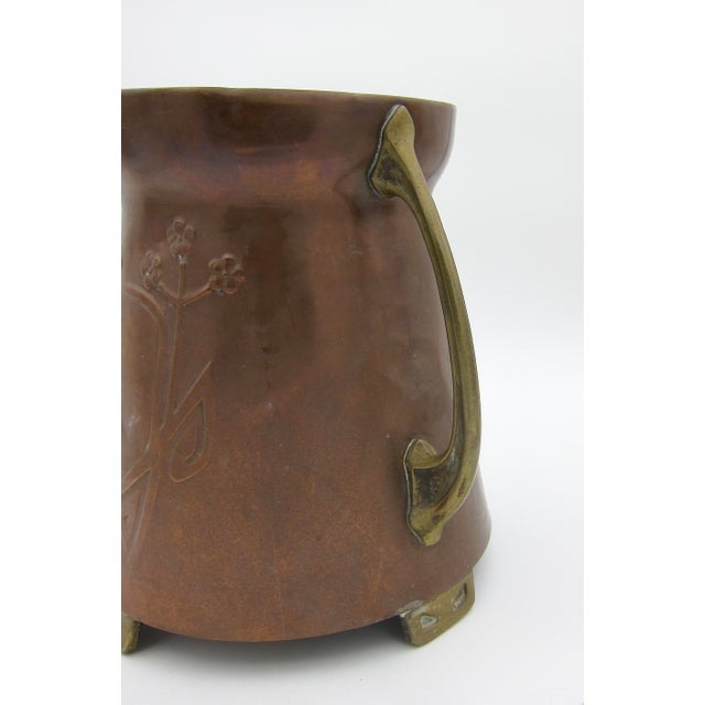 Art Nouveau Art Nouveau Double Handle Wine Cooler or Champagne Chiller in Copper and Brass For Sale - Image 3 of 13