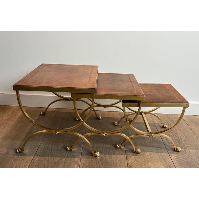 1940s Gold Metal Nesting Table Set With Claw Legs and Leather Top by Maison Jansen - Set of 3 For Sale - Image 5 of 12