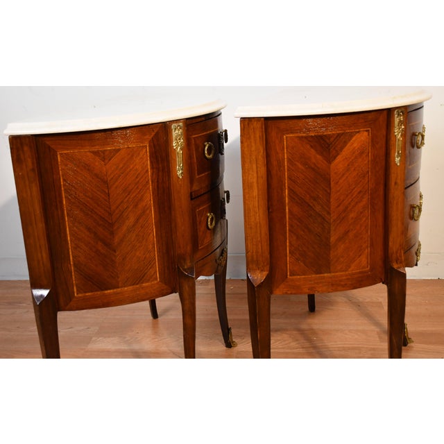 1910 Pair of Antique French Louis XV Walnut & Satinwood Inlay Marble Top Nightstands For Sale - Image 6 of 15