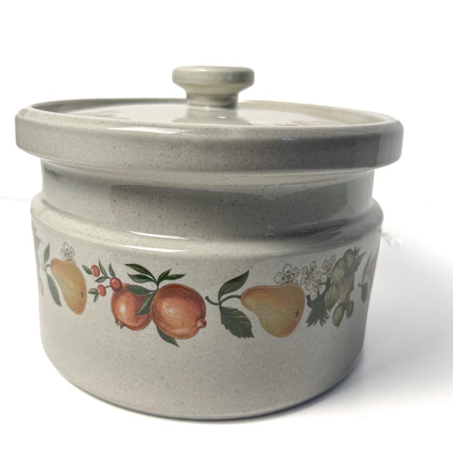 Cream Vintage Wedgwood Quince 2.5-Quart Oval Covered Casserole, England For Sale - Image 8 of 9