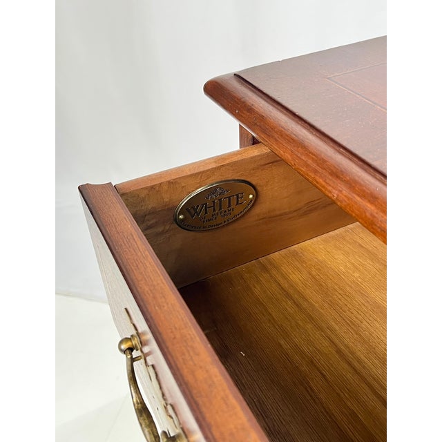 White Furniture Vintage White Furniture Co. Chippendale Style Inlaid Mahogany 4-Drawer Nightstand / Bachelor Chest For Sale - Image 4 of 17