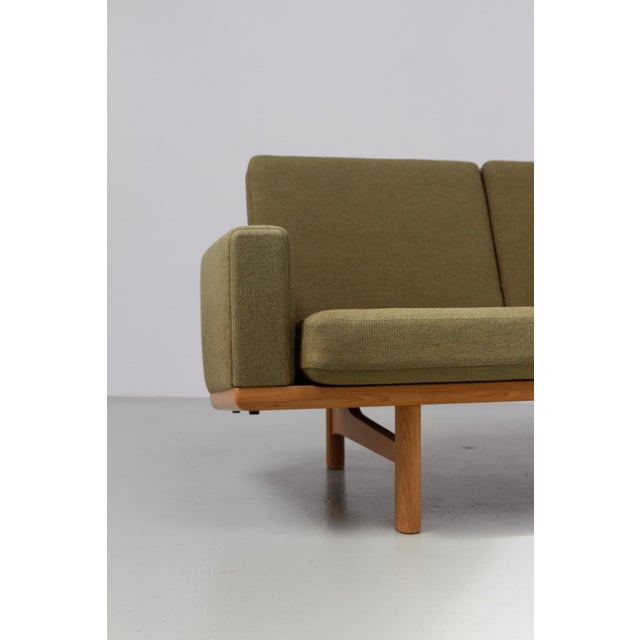 Danish Modern Oak Sofa GE-236/4 by Hans J. Wegner for Getama, 1960s. For Sale - Image 10 of 18