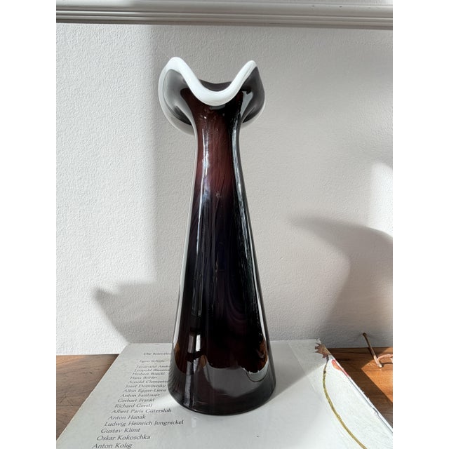 Postmodern Napoleon Vase in Aubergine and White Opaline by Jerzy Słuczan-Orkusz for Glassworks Tarnowiec, Poland, 1980s For Sale - Image 3 of 14