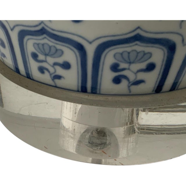 2000 - 2009 Chinoiserie Blue & White Porcelain Ginger Jar Table Lamp Acrylic Base China 2007 For Sale - Image 5 of 5