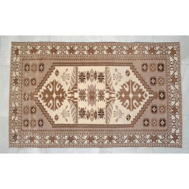 1980s Hand Knotted Turkish Rug Undyed Wool Low Pile Smal Rug - 2'7" X 4'4" For Sale - Image 11 of 13