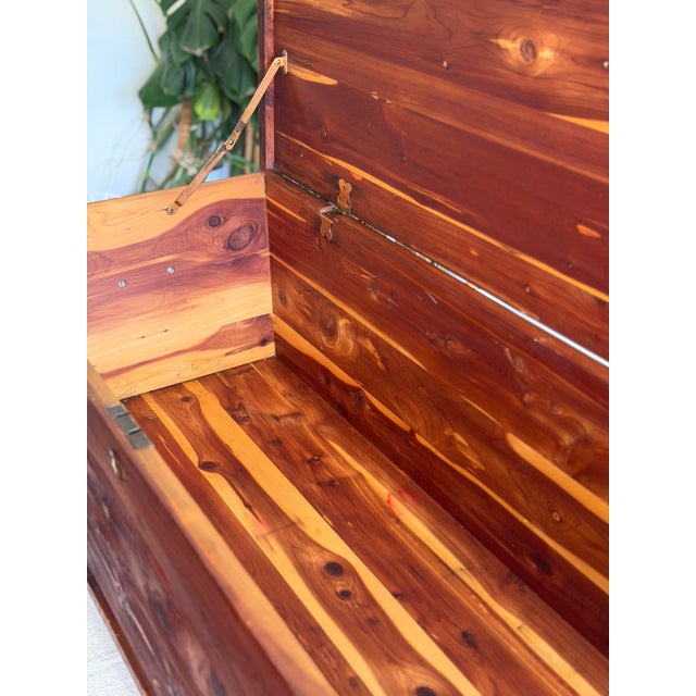 1950s Vintage Cedar Hope Chest Bench by Universal Cabinet Company Chicago Rustic Solid Wood Blanket Trunk Storage Coffee Table For Sale - Image 5 of 11