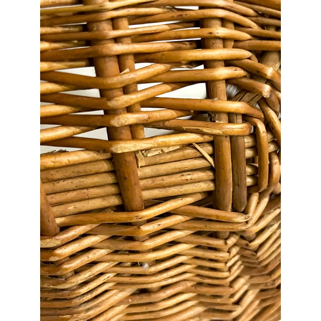 Early 20th Century French Wicker Gathering Basket With Bentwood Handle | French Provincial Market Basket For Sale - Image 10 of 11
