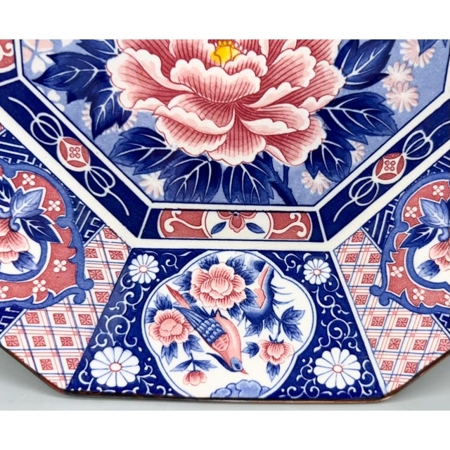 1970s Chinoiserie Toyo Japan Octagonal Imari-Style Blue and Pink Floral & Bird Platter For Sale - Image 13 of 14