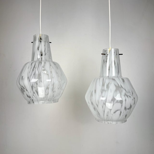 Metal Mid-Century White and Clear Murano Glass Pendant Lamps, Italy, 1970s, Set of 2 For Sale - Image 7 of 7