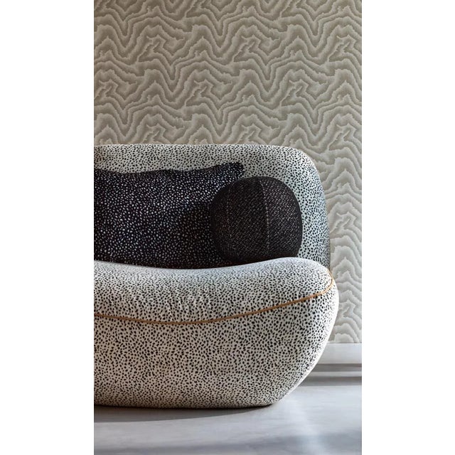 As if cut through the malachite stone this design reveals a cross section of the stone`s natural formation with pooling...