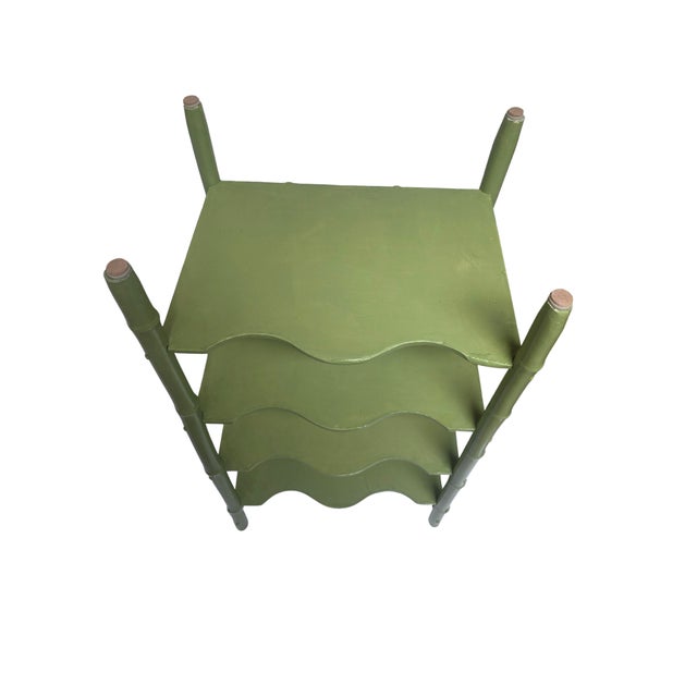 1970s Calke‑Green High‑Gloss Étagère • Bamboo‑Style Shelving • Chinoiserie Coastal For Sale - Image 9 of 9