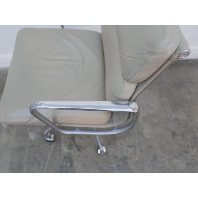 1960s Attributed to Herman Miller Soft Pad Management Chair in Cream Leather For Sale - Image 17 of 18