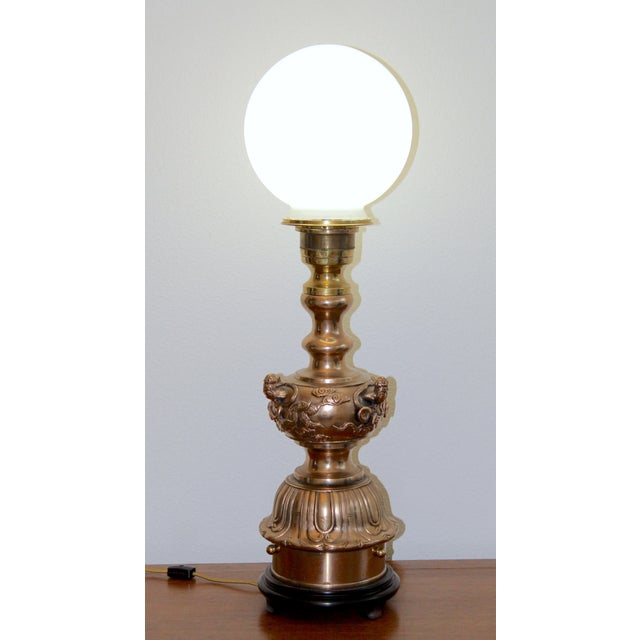 Vintage Asian Figural Brass Table Lamp With Milk Glass Globe Shade – Hollywood Regency Chinoiserie Lighting For Sale - Image 13 of 16