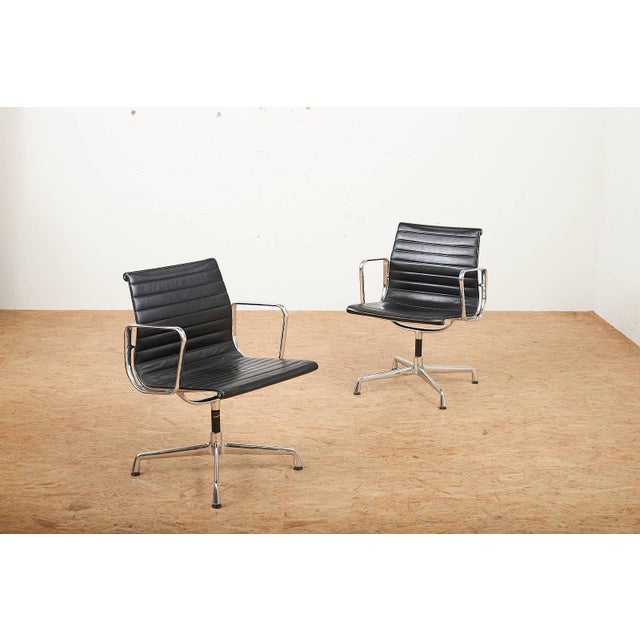 Swivel Chair EA 104 in Chrome-Plated Aluminum and Black Leather Upholstery by Ray and Charles Eames for Vitra, 1958 For Sale - Image 18 of 18