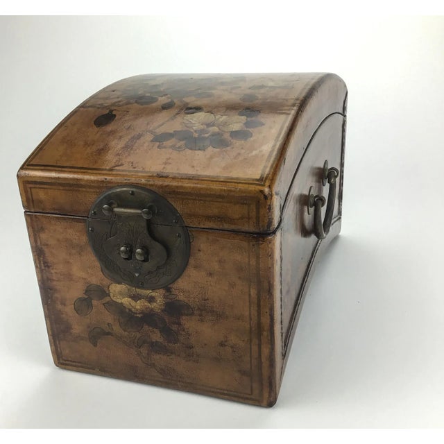 This is a beautiful piece of art. The paintings have been delicately drawn over the leather and the Asian style is perfect...