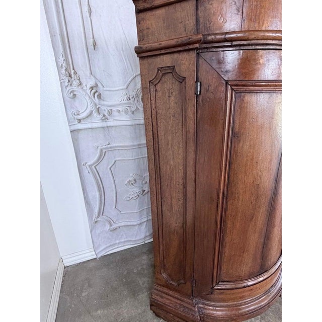 Traditional Pair of 18th Century Italian Walnut Corner Cabinets For Sale - Image 3 of 17