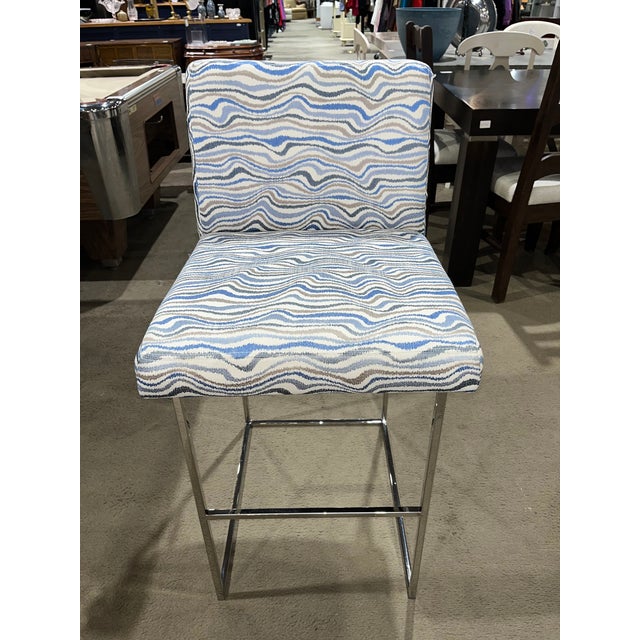 Bring a splash of mid-century modern sophistication to your space with this striking bar stool designed by Milo Baughman....