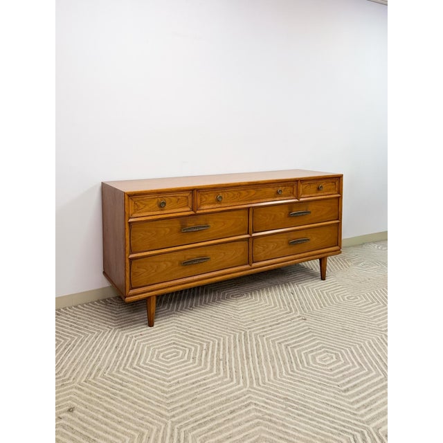This attractive vintage Heritage mid-century modern lowboy dresser is a solid and stylish bedroom find. Seven spacious...