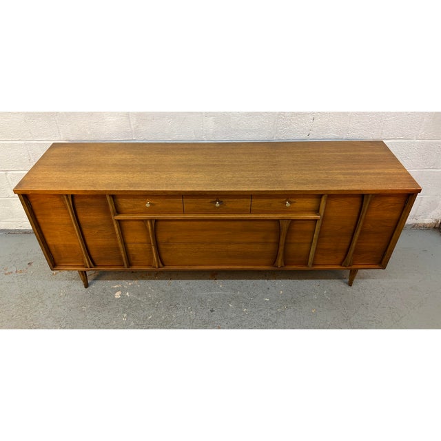 Mid-Century Modern Mid-Century Modern Walnut Credenza by Leo Jiranek for Bassett Furniture For Sale - Image 3 of 18