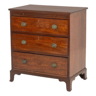 American Federal Walnut Chest of Drawers, Circa 1800 For Sale