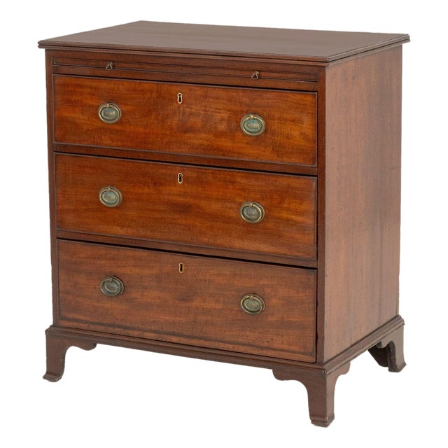 American Federal Walnut Chest of Drawers, Circa 1800 For Sale
