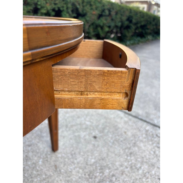 1970s Mid-Century Modern Baker Walnut Round Sunburst Pattern Lamp, Side, Accent Table For Sale In Cleveland - Image 6 of 13