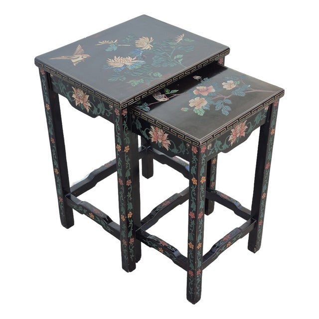 Mid-20th Century Chinese Black Lacquered Coromandel Nesting Side Tables, Set of 2 For Sale