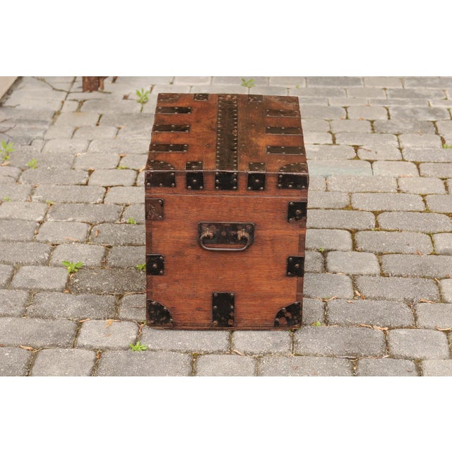 English English Oak Trunk with Metal Accents and Lateral Handles, Late 19th Century For Sale - Image 3 of 12