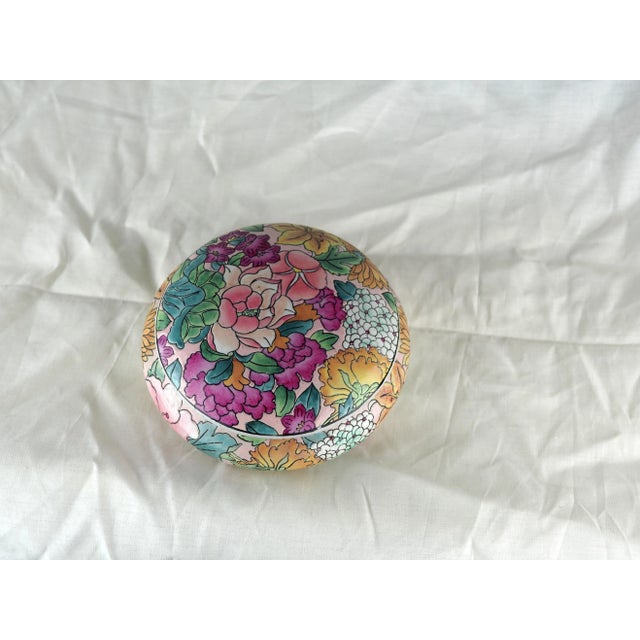 Vintage Macau Style Floral Chinoiserie Lidded Enamel and Porcelain Round Box For Sale - Image 4 of 11