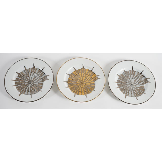 Coastal Vintage Fitz and Floyd Porcelain Gold and Silver Gilded Shell and Fish Desert or Appetizer Plates Set of 9 For Sale - Image 3 of 8