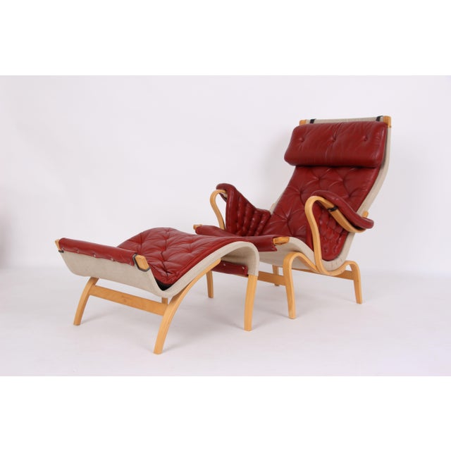 The Pernilla 69 armchair was designed by Bruno Mathsson in 1969. Here you see a beautiful set in lacquered beechwood with...