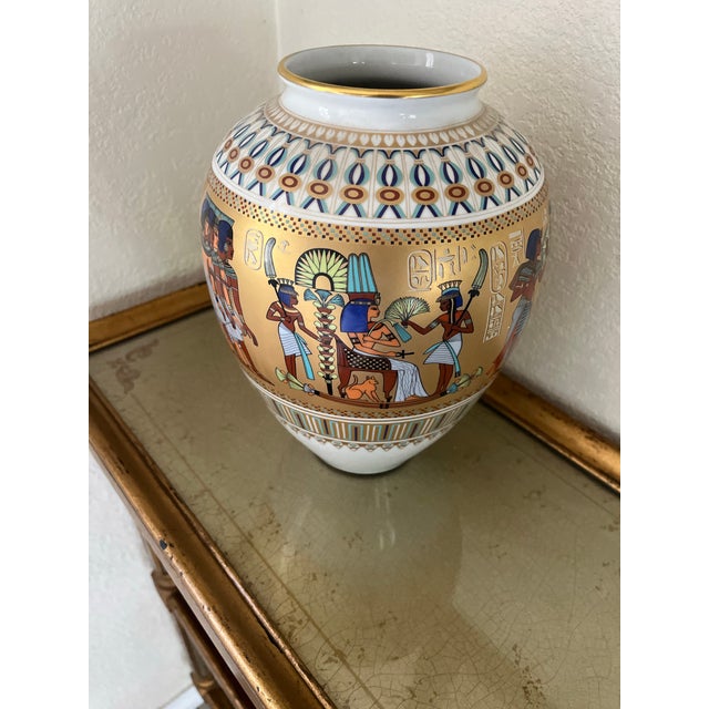 Hollywood Regency Limited Edition Kaiser West Germany #22 Out of 2500! Porcelain Egyptian Revival Vase - "Scenes From the Tomb of Tutankhamun" by Gerhard Füetterer For Sale - Image 3 of 4