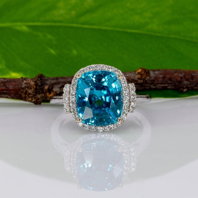 7.9Ct Blue Zircon Ring With Natural Diamond Halo: Solid 14k Gold, Size 6.75 For Sale In Columbus - Image 6 of 10