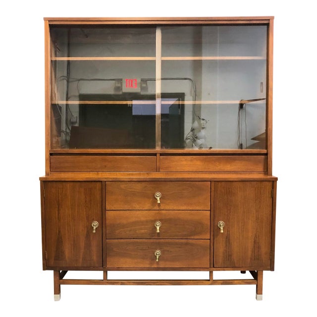 Distinctive by Stanley Furniture Mid Century Walnut Glass Front China