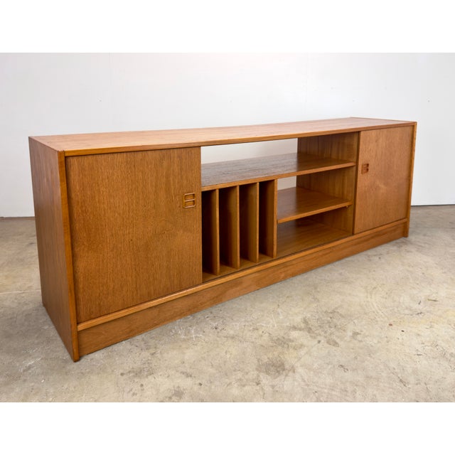 Mid Century Danish Modern Teak Media / Stereo Cabinet Console Credenza by Feldballes Mobelfabrik For Sale In New York - Image 6 of 12