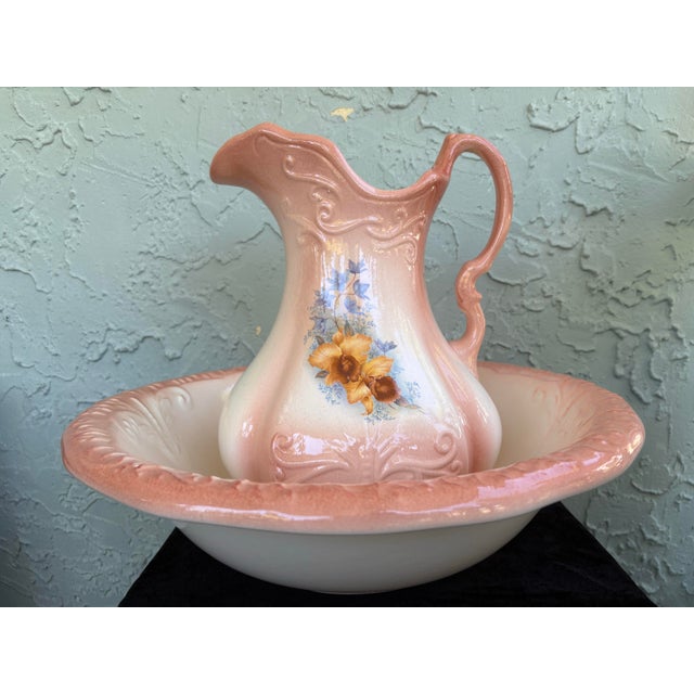 Victorian Vintage Peach Glazed Ceramic Wash Basin & Pitcher Set With Floral Motif – Victorian Revival For Sale - Image 3 of 12