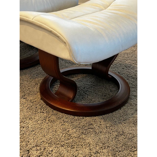 Wood Mid 20th Century Scandinavian Ekornes Stressless Lounge Chair and Ottoman in White Leather & Rosewood For Sale - Image 7 of 18