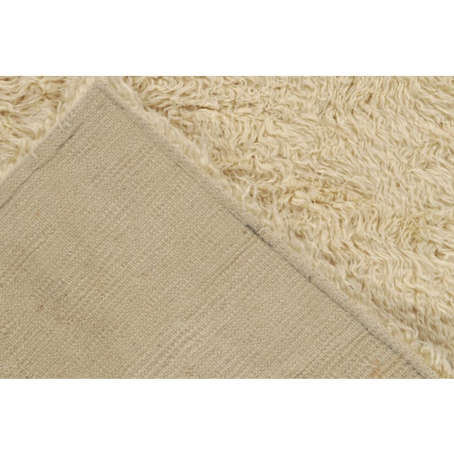Rug & Kilim’s Moroccan Style Contemporary Rug in Solid Off-White Shag Pile For Sale In New York - Image 6 of 7