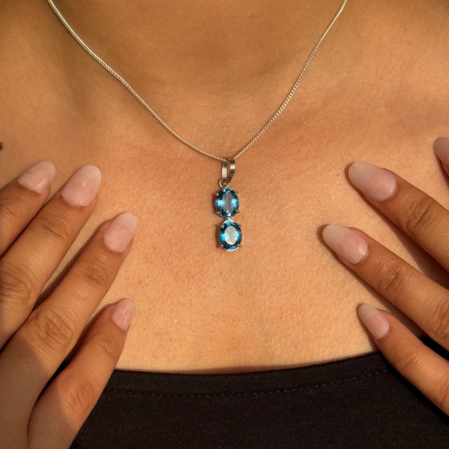 Elegant Blue Topaz 6.48 Carat Oval Cut Two Stone Silver Pendant For Sale - Image 4 of 12