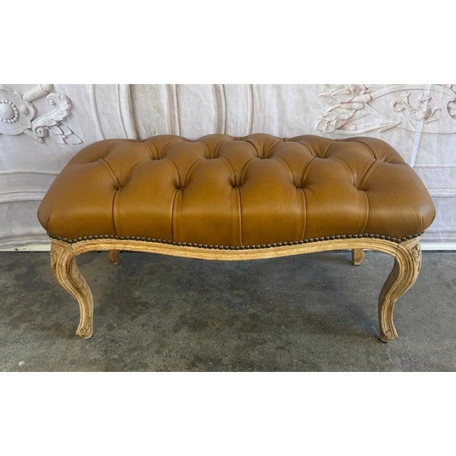 French Louis XV Style Tufted Bench - Caramel Leather For Sale In Los Angeles - Image 6 of 14