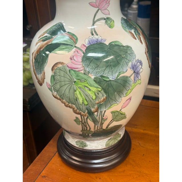 Mid-Century Chinese Export Ceramic Lotus & Floral Table Lamps - Pair For Sale In Atlanta - Image 6 of 10