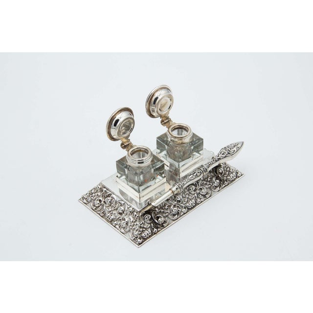 Embossed Silver Inkwell with Fountain Pen, in Good conditions. Designed 1980 to 1989