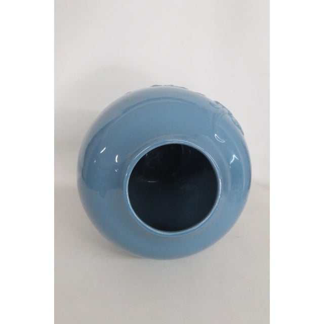 Jaru of California 1980 Blue Ceramic Floral Tabletop Vase Model 476 Large 5149b For Sale In Miami - Image 6 of 11