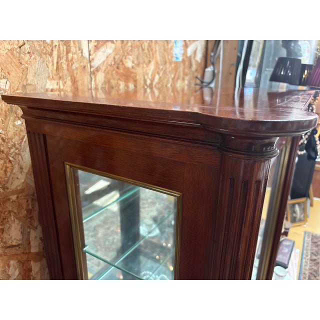 Wood French Neoclassical Brass and Glass Display Cabinet in Mahogany by Maurice Hirsch, 1972 For Sale - Image 7 of 13