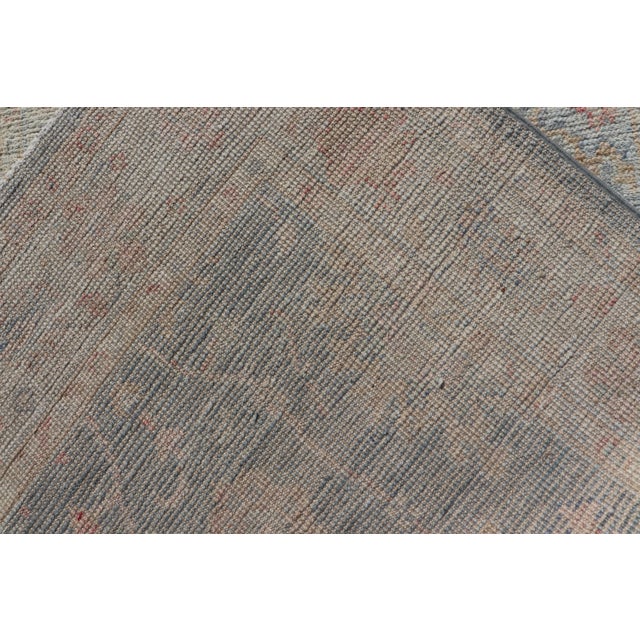 Modern Floral Oushak With Sandy-Brown Background and a Sky Blue Border 2'7" X 4'0" For Sale - Image 10 of 10