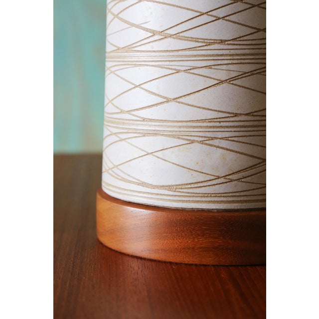 1960s Gordon and Jane Martz M85 Lamp for Marshall Studios Matte White Tan Incised Decoration For Sale - Image 11 of 14