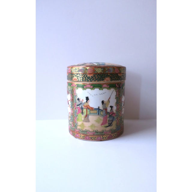 Chinoiserie Famille Rose Box With Birds Flora and Fauna For Sale In New York - Image 6 of 12